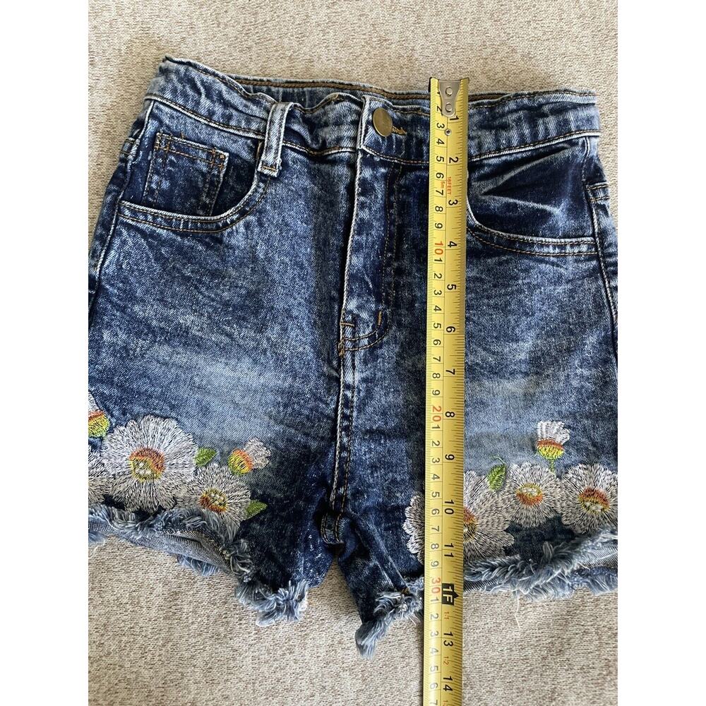 Girls Daisy Floral Embroidered Jean Shorts Size 6/7 Acid Wash - Picture 6 of 9